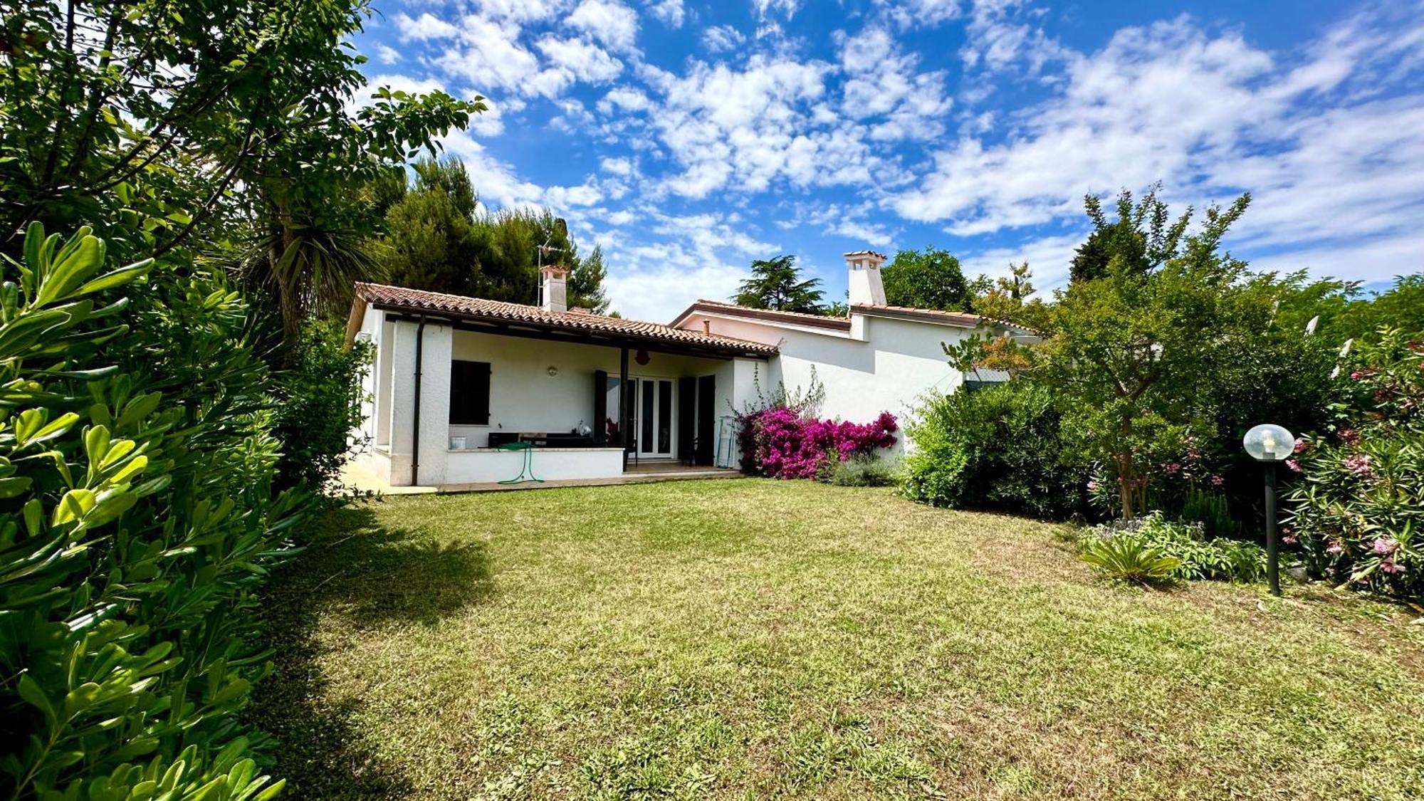 N084 - Numana, Villa Quadrilocale Con Meraviglioso Giardino Bagian luar foto